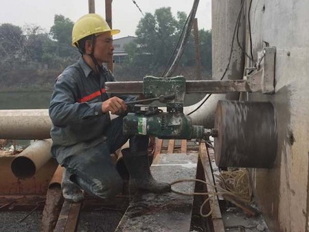 Khoan cắt bê tông tại Cầu Giấy